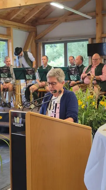 Monika Zebenholzer ließ 50 Jahre Naturfreunde Hollenstein Revue passieren und sorgte mit vielen Erinnerungen für einen lebendigen Blick zurück. | Foto: Naturfreunde Hollenstein