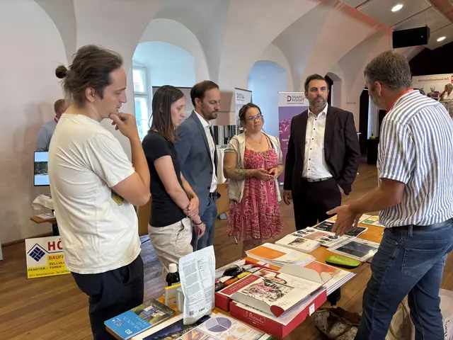 Die Stadträte lassen sich an den Ständen informieren. | Foto: Lauren Fahrenberger / MeinBezirk
