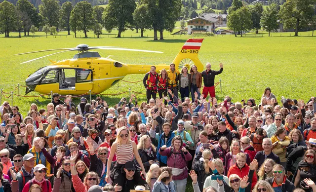 Rund 400 Fans der TV-Serie waren am Wochenende bei der 14. Ausgabe der "Original Bergretter Fanwanderung" in Ramsau am Dachstein dabei. | Foto: Martin Huber