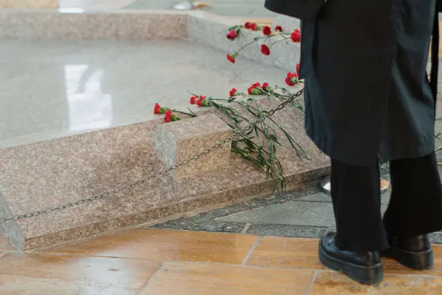 Weiße Rosen zum Abschied: Die Mitfeiernden erhielten passend zum Thema der Feier jeweils eine Rose. (Symbolfoto)  | Foto: pexels / Berna