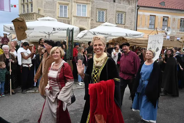 Die Leiterin der Berufsschule Eggenburg, Belinda Kalab, war natürlich auch beim Mittelalterfest dabei. | Foto: Edi Poss
