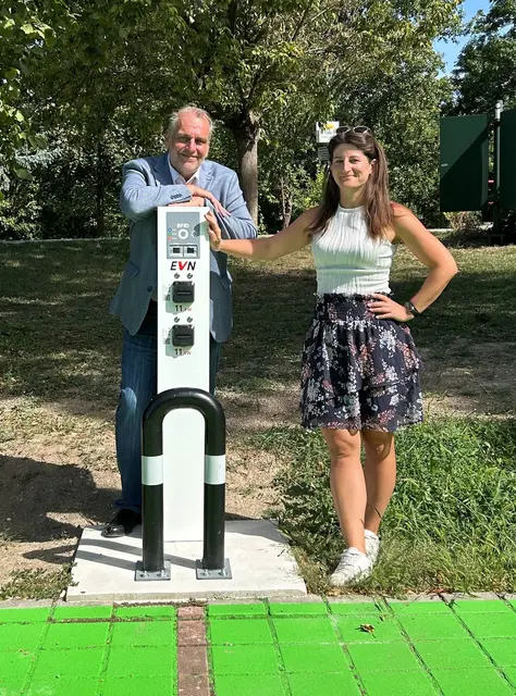 Aus der Stromersparnis wird nachhaltige Infrastruktur: Andreas Kollross und Kerstin Bieringer bei der neuen Ladestation. | Foto: Marktgemeinde Trumau