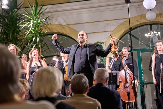 Das Konzert lud ein zu einer Reise durch dramatische Klangwelten.  Applaus für Giovanni Guzzo (Mitte, mit Geige)  | Foto: Fabian Sorger