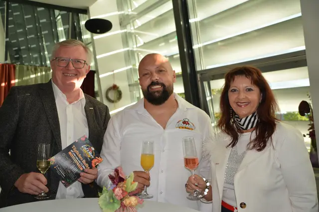 Betreiber Nemanja Perikov (mitte) mit Regionalstellenleiter Fredi Fellinger und Regionalstellenobfrau Martina Mohapp von der Wirtschaftskammer Oberpullendorf.