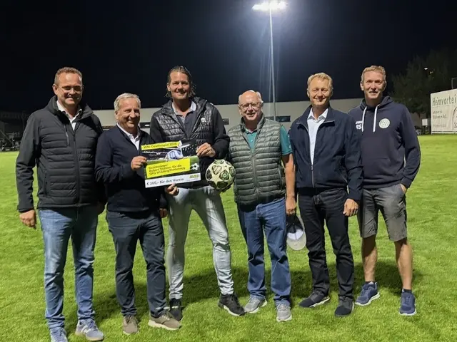 Im Rahmen des Matches gegen Gramastetten übergab Michael Hammer den Gutschein an die SPG Walding/Rottenegg. | Foto: OÖVP/Mitter