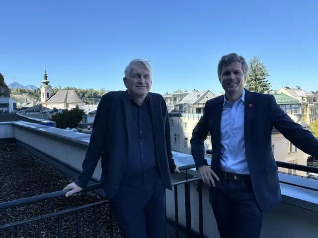 Neos-Gemeinderat Gemeinderat Lukas Rupsch (rechts im Bild) mit Stefan Bendiks von "Artgineering", einem auf öffentlichen und Verkehrsraum spezialisierten Planungsbüro. | Foto: Lisa Gold