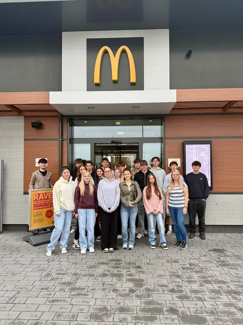 Die Schülerinnen und Schüler der 4BK erhielten bei McDonald’s in Steinberg-Dörfl Einblicke in die Abläufe eines Franchise-Unternehmens. | Foto: HAK/HAS Oberpullendorf