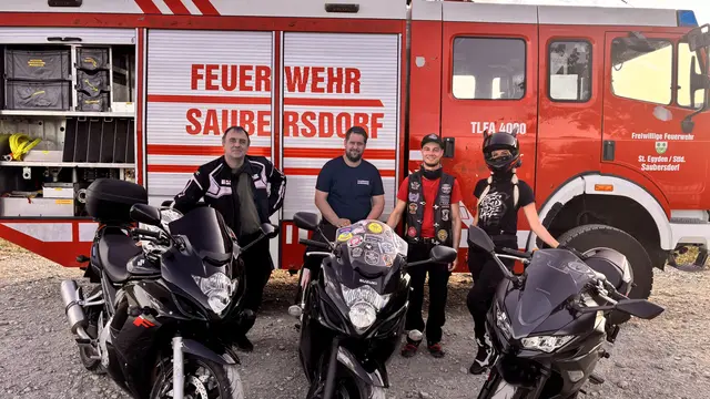 Solidarität mit der Feuerwehr: Organisator Thomas Riffl, Saubersdorf-Kommandant Thomas Krenn, Unterstützer Timmy Moik und "Lima". | Foto: Zezula