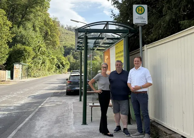 Gemeinderätin Lisa Heigl-Rajchl, Ortsvorsteher Martin Trat, Gemeinderätin Lisa Heigl-Rajchl und Stadtrat Flo Havel (alle ÖVP): Mit dem neuen Wartehäuschen in Hinterweidling sind Öffi-Nutzer pünktlich zum Schulstart ein Stück komfortabler und sicherer unterwegs. | Foto: Volkspartei Weidlingtal