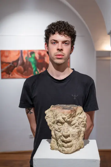 "Schwarze Spiegel": Der junge Künstler Emil Eckert präsentierte seine Werke in der Come In! Galerie in Waidhofen an der Ybbs | Foto: Diana Bachler/Kulturvernetzung Niederösterreich