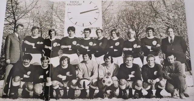 Die legendäre Mannschaft in den 70-er Jahren legte einen sportlichen Meilenstein.
Stehend von links: Höbl, Reichardt, Rauscher, Stuchly, Tacheron, Hiebler, Heindl, Robin, Nikolic &amp; Trainer: Schuh
Hockend von links: Hösele, Westymaier, Kern Alois, Kern Hans, Horvath, Sturm, Herko, Wolf
 | Foto: Archivaufnahme