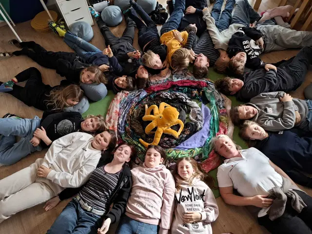 An zwei Vormittagen beschäftigen sich Hospizmitarbeiter mit den Kindern und Jugendlichen gemeinsam mit den Themen Tod, Sterben und Trauer.  | Foto: RK Ried