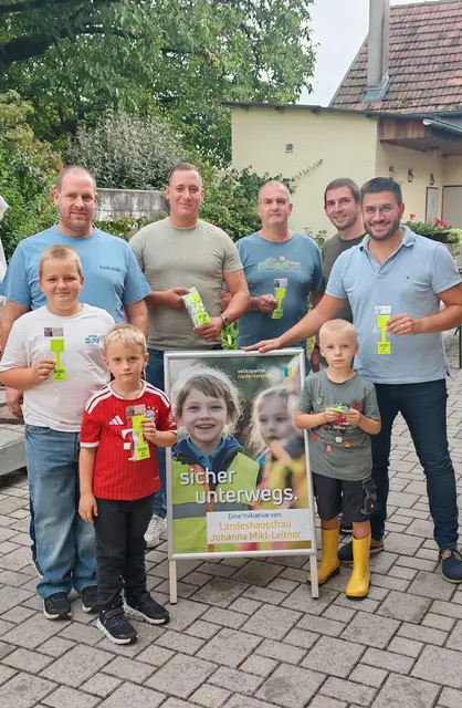 GPO Michael Grubmüller mit ÖVP-Gemeinderäten gemeinsam mit den Kindern Karl und Ferdinand Hummer-Helm sowie Emilian Maurer mit dem reflektierenden Schutzengel für mehr Sicherheit auf den Schulwegen. | Foto: ÖVP Zwentendorf