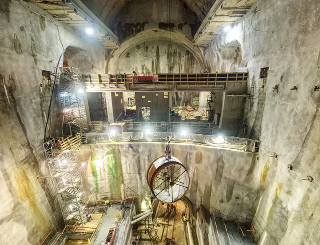 Der Kavernenausbruch ist abgeschlossen. Nun stehen die Beton- und Stahlbauarbeiten im künftigen Maschinenhaus im Mittelpunkt. | Foto: Energie AG