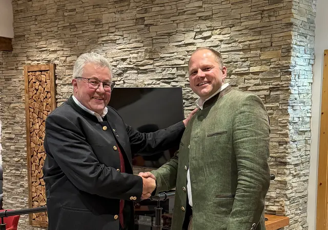 Wirtschaftsverein Tamsweg: Mathias Gappmaier  (re.) übernimmt das Amt des Obmanns von seinem Vorgänger Heinrich Neumann (li.). | Foto: WVT