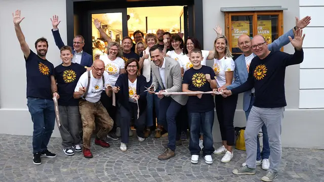 Die Wiedereröffnung vom Sonnentor-Geschäft am Zwettler Dreifaltigkeitsplatz wurde groß gefeiert. | Foto: Franz Fichtinger