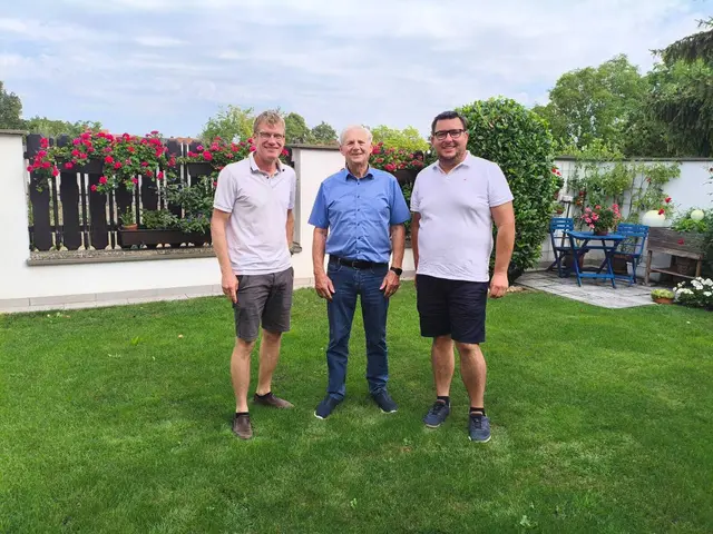  Bürgermeister Robert Weiser, Ludwig Sitter und Vizebürgermeister Andeas Hitter feierten.  | Foto: Gemeinde