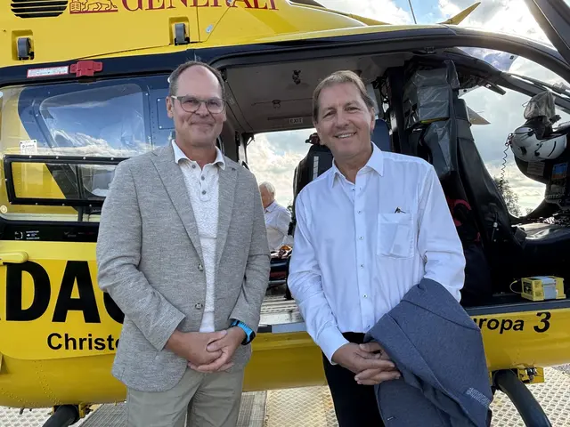 Auch Brau-Union Verkaufsdirektor Herbert Bauer (r.) informierte sich bei Standortleiter Johannes Schöffl über den kommenden Dauerbetrieb von Christophorus Europa 3 am Standort Suben. | Foto: Franz Gruber