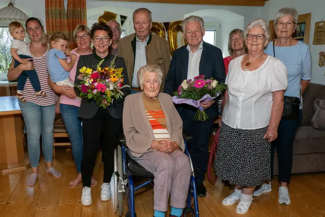 Enkelin Sarah mit Urenkel Felix, Tochter Maria Forstner mit Urenkelin Anna, Vizebürgermeisterin Simone Sengstschmid, Sohn Josef Löffler, SB-Obfrau-Stellvertreter Alois Wöß, Landesobmann Josef Pühringer, Tochter Vroni Löffler, SB-Ortsobfrau Anni Sonnleitner, SB-Vorstandsmitglied Elfriede Autengruber mit der Jubilarin Maria Löffler im Vordergrund. | Foto: OÖ Seniorenbund