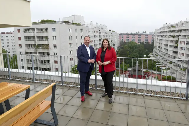 Erst im Mai 2024 eröffneten Bezirksvorsteher Alexander Nikolai (SPÖ) und die damalige Wohnbaustadträtin Kathrin Gaal einen Gemeindebau in der Engerthstraße, der auf einem Parkplatz errichtet wurde. (Archiv)
  | Foto: Stadt Wien/Markus Wache