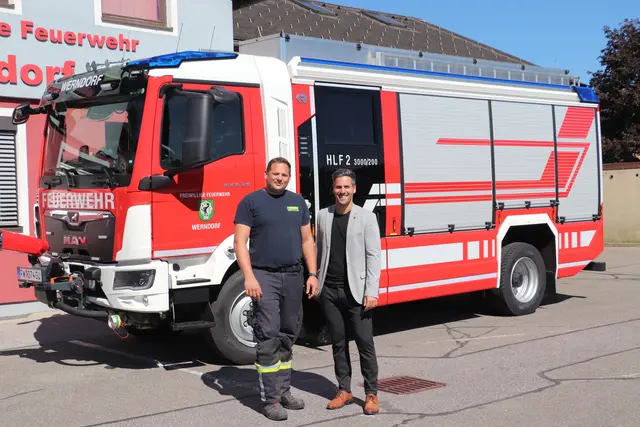 Bgm. Alexander Ernst (re) mit OBI Daniel Hammer vor dem neuen HLF der Feuerwehr Werndorf. | Foto: Edith Ertl
