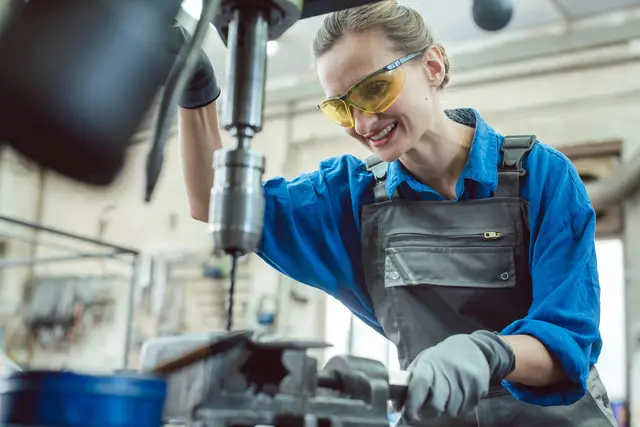 Fachkräfte in handwerklichen Berufen sind auch in Zukunft gefragt. | Foto: Kzenon/smarterpix.com