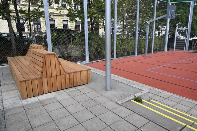 Gemütliche Sitzmöglichkeiten und ein neuer Bodenbelag laden im Schubertpark jetzt noch mehr zum Spielen und Verweilen ein.  | Foto: BV18