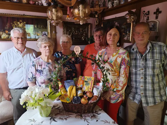 Harald Hofbauer, Jubilarin Christina Strohmer, Elfriede Trimmel, Emma Stumberger sowie Andrea und Hansi Fritsche | Foto: Marktgemeinde Dietmanns