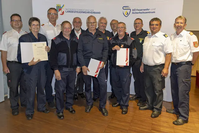Thomas Docekal, Martin Boyer, Franz Schuster, Alois Zaussinger und Bezirksfeuerwehrkommandant-Stellvertreter Andreas Zainzinger bedankten sich bei den Lehrbeauftragten aus dem Bezirk Waidhofen an der Thaya für ihre langjährige Tätigkeit im Ausbildungsdienst. | Foto: NÖ LFK