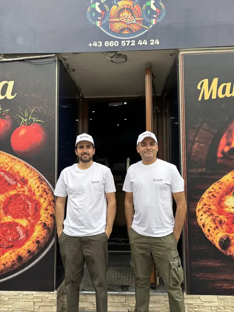 Raza (r.) hat sich für den Eröffnungsmonat eine besondere Aktion ausgedacht - auf die gesamte Bestellung gibt es minus 20 Prozent Rabatt. | Foto: Ipirotis/MeinBezirk