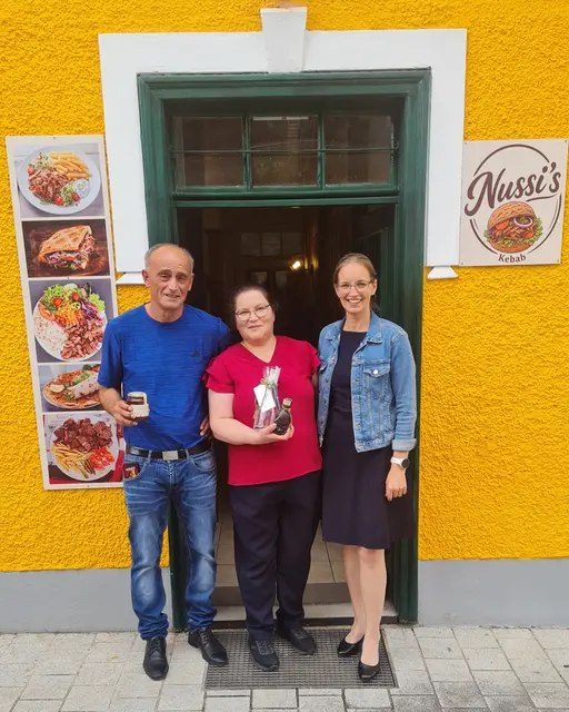 Nusret Koc und seine Frau Sibel Koc mit Hollensteins Bürgermeisterin Manuela Zebenholzer. | Foto: Gemeinde Hollenstein an der Ybbs