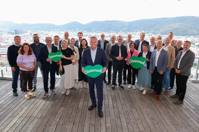 Landeshauptmann Mario Kunasek (mitte) lud zum Tourismusgipfel auf den Grazer Schloßberg  | Foto:  Land Steiermark/Luef light