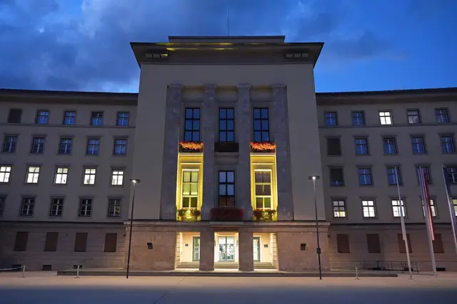 Das Landhaus 1 in Innsbruck erstrahlt während des „Yellow September“ in den Abendstunden in Gelb. Mit der Beleuchtung macht das Land Tirol auf die Bedeutung psychischer Gesundheit aufmerksam. | Foto: Land Tirol/Dorfmann