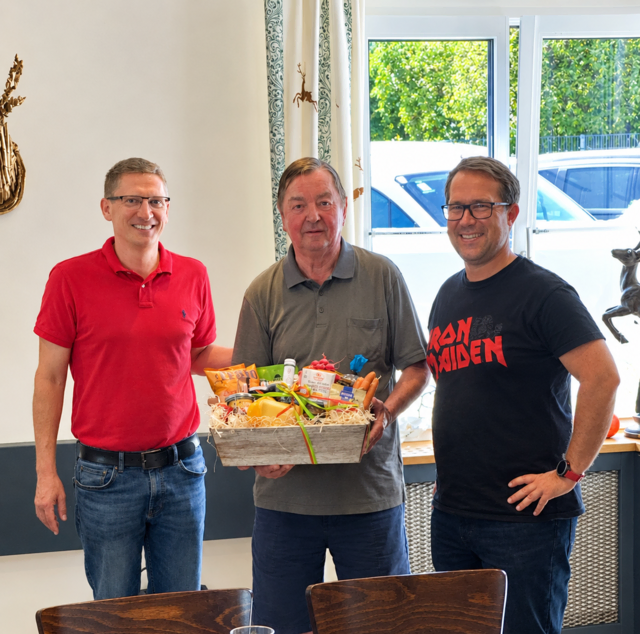 V.l.: Klaus Bachmair (Bezirksvorsitzender Wels und Betriebsratsvorsitzender TGW Logistics), Josef Pabinger (ehem. Betriebsratsvorsitzender Zauner Anlagentechnik), Manuel Koller (Bezirkssekretär Wels).

  | Foto: Pro Ge