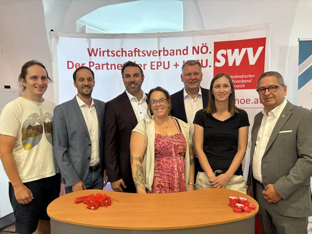 Bei der dritten Unternehmensmesse in Neulengbach: Stadtrat Paul Mühlbauer, Stadtrat Christof Fischer, Stadtrat Florian Steinwendtner, Organisatorin und stv. Bezirksvorsitzende Iris Langmann, SWV NÖ-Vizepräsident und Bezirksvorsitzender Johann Hameder, Citymanagerin Katharina Ehart, und SWV NÖ-Präsident Thomas Schaden. | Foto: Lauren Fahrenberger / MeinBezirk