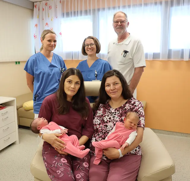 Doppeltes Babyglück in Krems: DGKP Bianca Baliko, stv. Stationsleitung, Dr. Florina-Victoria Vaida mit Tochter Elvira-Ioana, Lena Winkler, BSc, Hebamme, Dorina-Adriana Vizitiu und Tochter Naomi, Prim. Clin. Ass. Prof. Dr. Herbert Böck. | Foto: Universitätsklinikum Krems