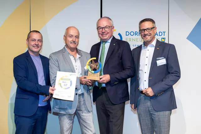 Die Auszeichnung ist ein sichtbares Zeichen der Anerkennung für den wertvollen Einsatz. | Foto: Dorf- &amp; Stadterneuerung / Josef Bollwein
