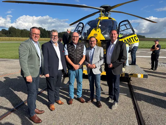 Aero-Präsident Oberösterreich Peter Panholzer (Mitte) organisierte den Infotag am Flugplatz Suben. Mit dabei von links: Landtagsabgeordneter Günther Lengauer, Oberbürgermeister Andreas Rother aus Passau, sowie die Landtagsabgeordneten Klaus Mühlbacher und Florian Grünberger. | Foto: Franz Gruber
