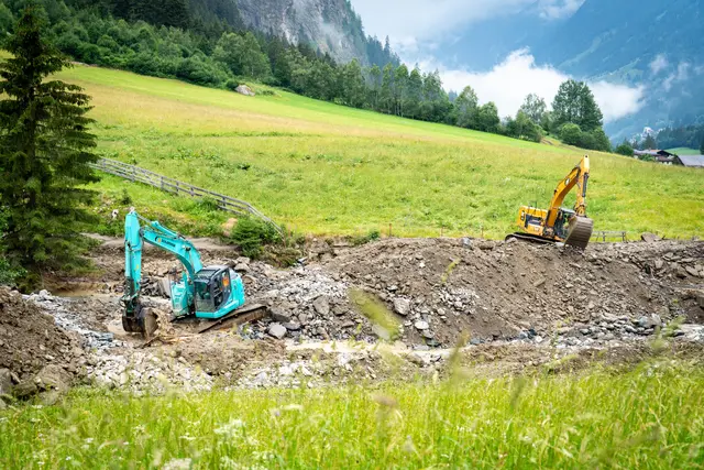 Zehn Mitarbeiter der Straßenmeisterei Zams waren nach dem Murenabgang gemeinsam mit zahlreichen Einsatzkräften und Partnerorganisationen rund um die Uhr im Einsatz. | Foto: Land Tirol/Hörmann