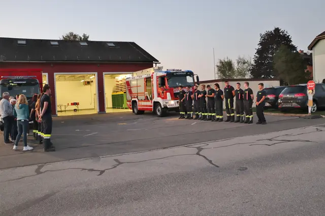 Die Florianis nehmen Aufstellung und bilden ein Spalier, um das Fahrzeug willkommen zu heißen | Foto: Edith Ertl