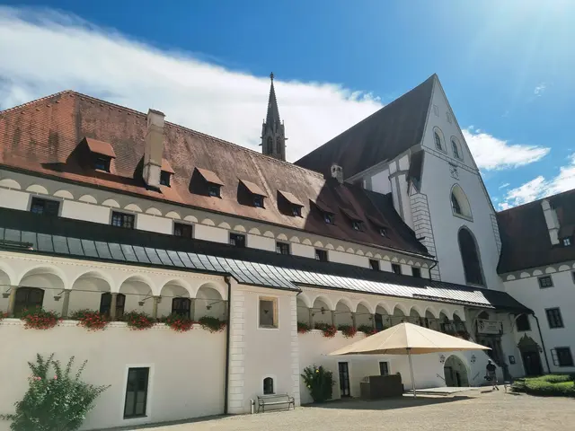 Kirche und Hotel  | Foto: Manuela Jeindl