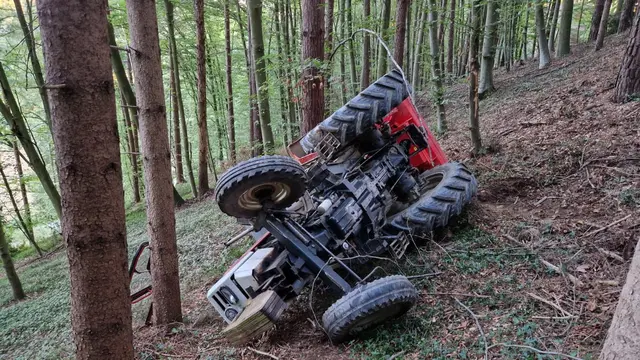 Umgekippter Traktor