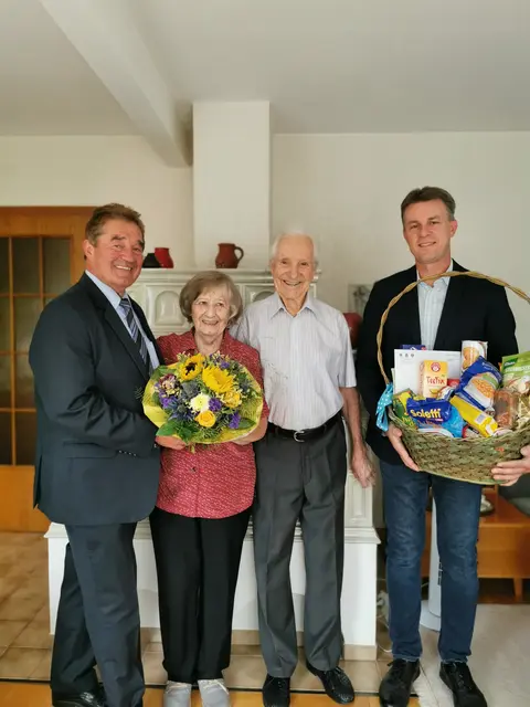 Gratulation zur Juwelenhochzeit: Bürgermeister Ernst Bauer und GR Wolfgang Gadinger überbrachten die Glückwünsche zum Ehejubiläum. | Foto: Gemeinde