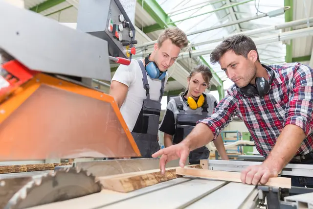 Lehre bleibt gefragt, etwa 40 Prozent der 15-Jährigen entscheiden sich für diesen Berufsweg. Die Ausbildung ist vielseitig, rund 170 Berufsfelder können in der Steiermark durch Lehre erlernt werden. | Foto: Adobe Stock/Atelier 211