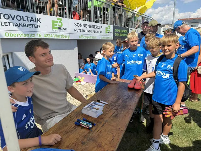 Lukas Jungwirth war der Star bei der 80-Jahr-Feier der TSU Wartberg/Aist im August 2026. Der bodenständige Profikicker ließ keinen Autogrammwunsch unerfüllt. | Foto: TSU Wartberg/Aist