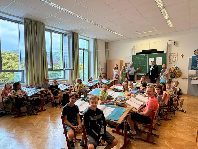 Bürgermeister Christoph Kainz und Geschäftsführender Gemeinderat Rainer Anhammer haben die Kinder am Vormittag im Klassenzimmer besucht.  | Foto: Marktgemeinde Pfaffstätten
