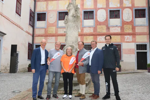 Stefan Herker, Raimund Hager, Karin Ofner, Anton Dampier, Josef Eppensteiner und Johannes Lackner im Burghof der Burg Forchtenstein. | Foto: Sportunion Burgenland