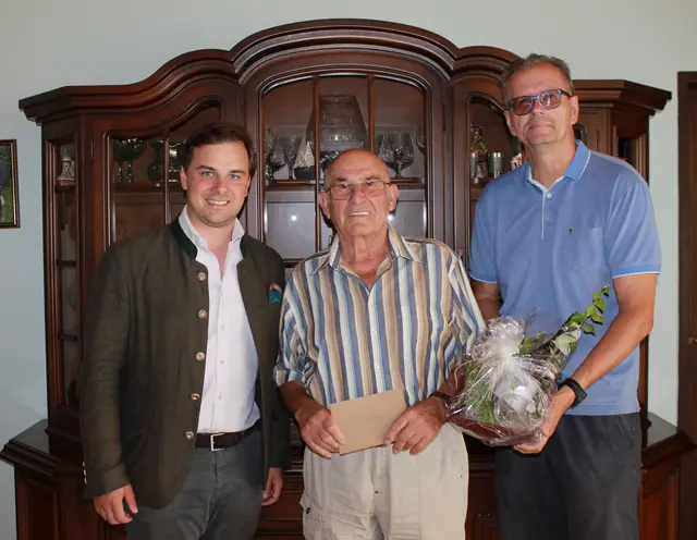 Bürgermeister Lukas Zehetbauer und Vize Franz Staffel gratulierten Herr Erwin Weis.  | Foto: Gemeinde