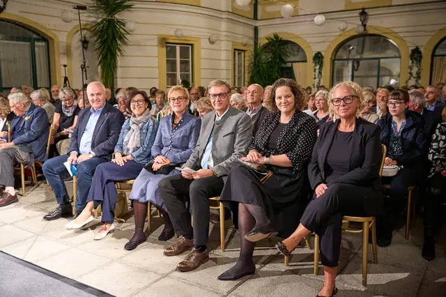 Franz Glock (Bürgermeister Göttlesbrunn-Arbesthal), Eva Gloc und Felix Medwenitsch (Bürgermeister/Hof am Leithaberge); Daniela Koller (Obfrau REV Römerland-Carnuntum); Gabriele Preisinger MA, BEd. (Geschäftsführerin REV Römerland-Carnuntum). | Foto: Fabian Sorger
