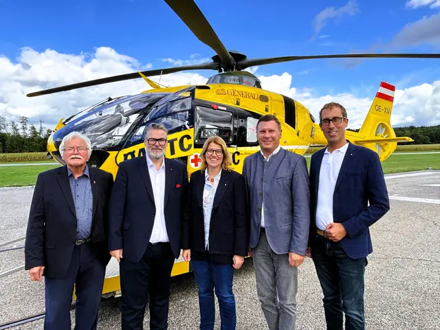 Reges Interesse beim Infotag am Flugplatz Suben – v. l.: Honorarkonsul Konrad Kobler aus Ruderting bei Passau, der Passauer Oberbürgermeister Andreas Rother, die Bezirkshauptleute Yvonne Weidenholzer (Ried), Gerald Kronberger (Braunau) und Florian Kolmhofer (Schärding). | Foto: Franz Gruber